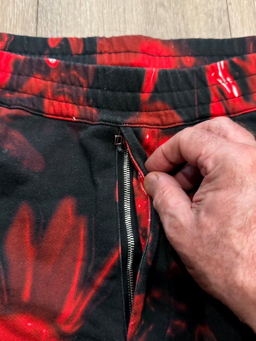 Authentic Alexander McQueen Red & Black Wax Floral Sweat Shorts - Size XL
